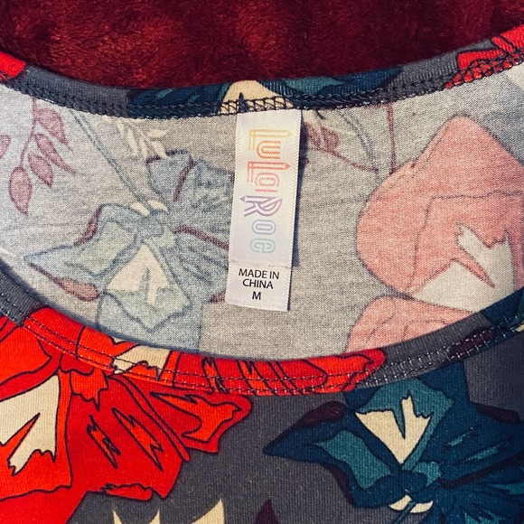 LuLaRoe Classic T Top Size M (10-12) rounded neckline short sleeves - Picture 2 of 7